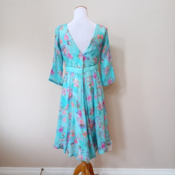 Vintage 1970s blue floral a-line dress with sheer ¾ length sleeves - Picture 4 of 5